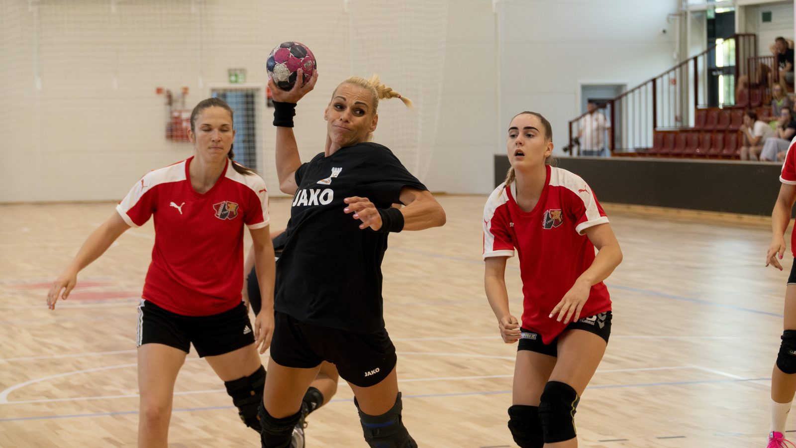 Esztergomi Vitézek - Kispest NKK 30:23 (15: 16)